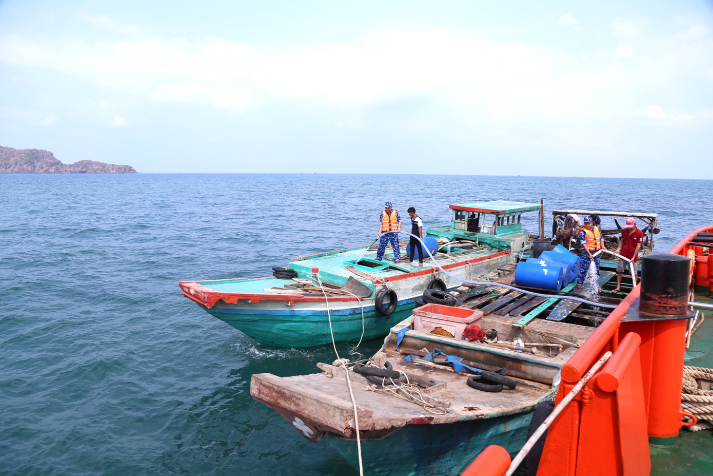 Cấp nước ngọt cho bà con ngư dân. Ảnh: CSB4