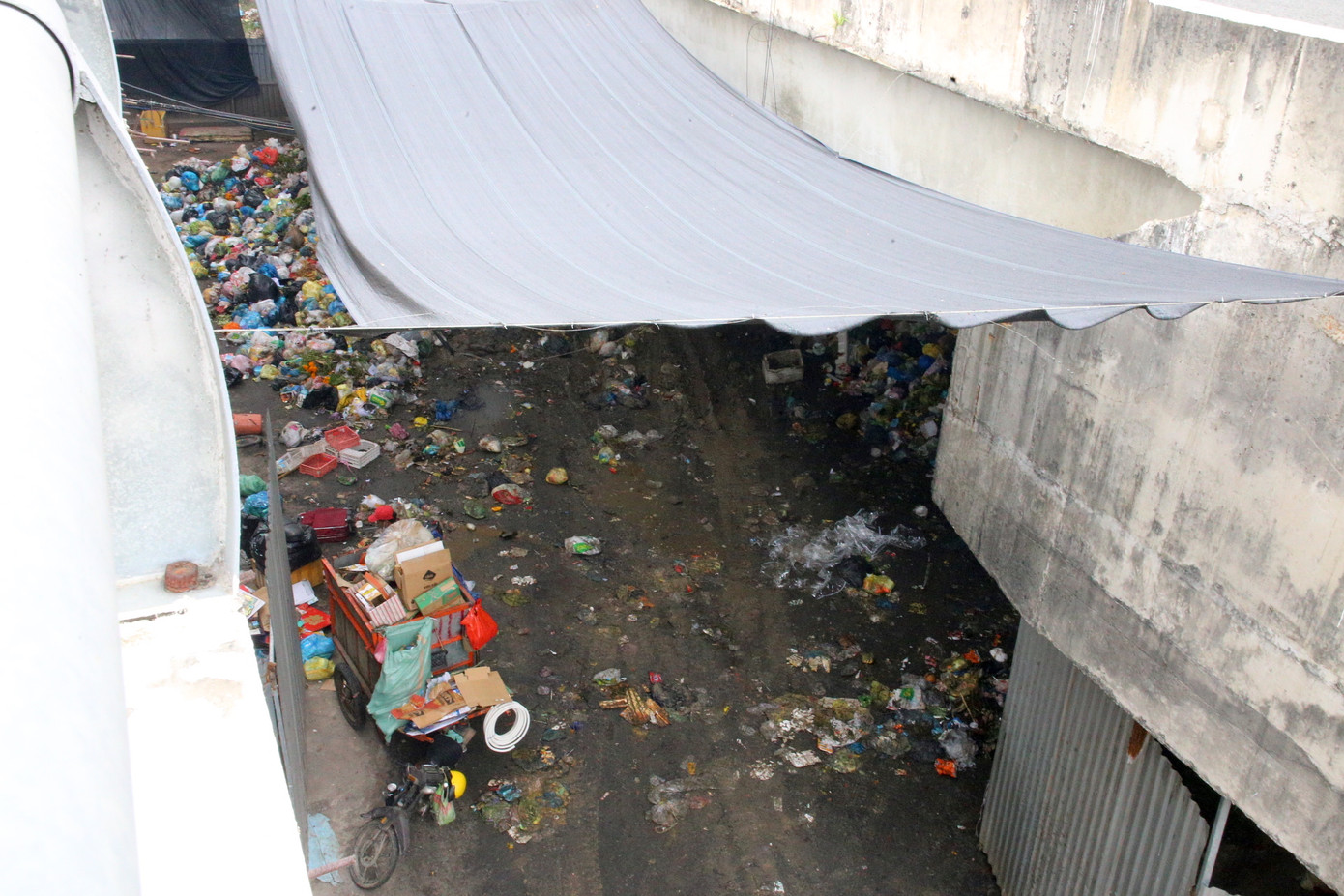 Bà Tâm cho biết thêm, gia đình bà bán quán nước. Tuy nhiên, từ khi điểm tập kết rác này hình thành, người dân không dám đến đây uống nước vì mùi hôi thối xộc lên. Đáng nói, cạnh bên là công viên công cộng để cho người dân tập thể dục hằng ngày, nay chẳng có ai đến vì ô nhiễm.