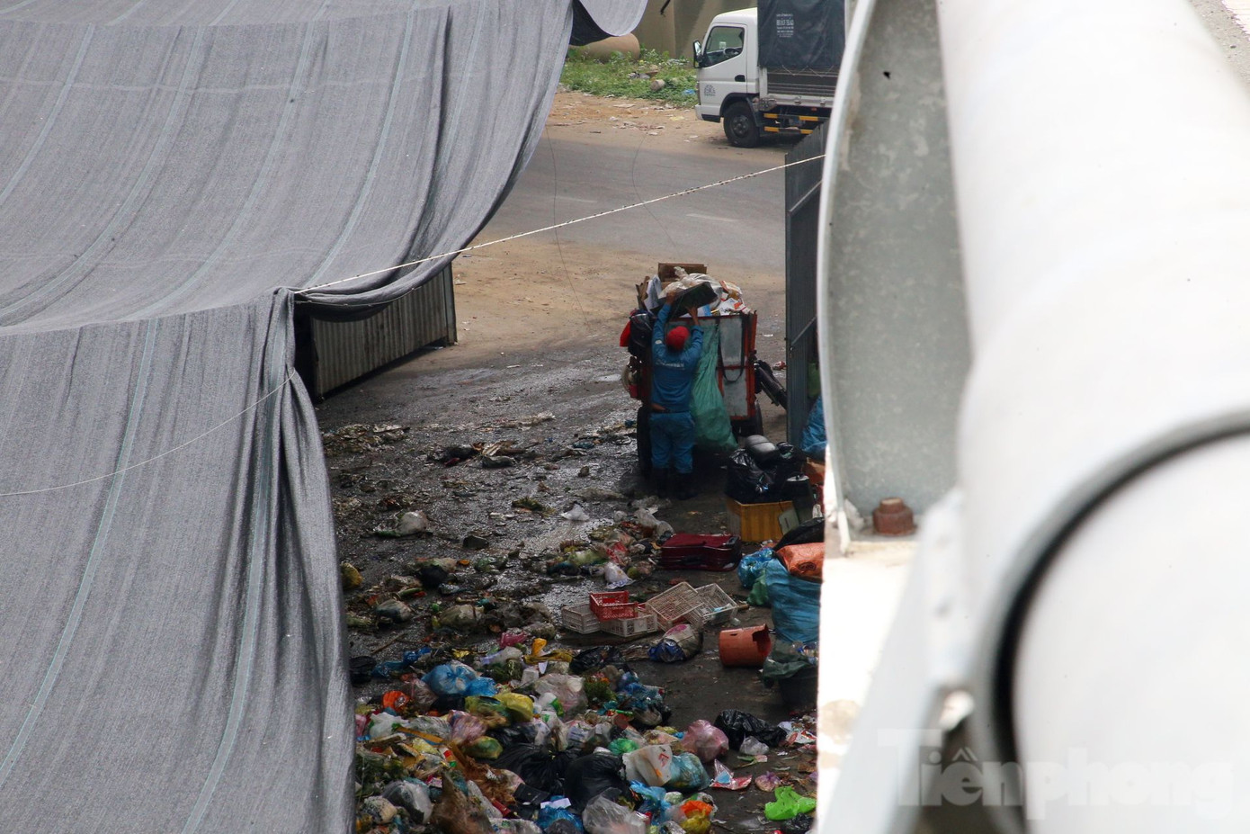 Trưởng Phòng Tài nguyên và Môi trường quận Bình Thuỷ cho biết thêm, hiện nay quận đã triển khai phương án xây dựng trạm trung chuyển rác thải tại phường Long Tuyền, quận Bình Thuỷ (thay thế bãi tập kết này), với quy mô khoảng 2.700m2 với kinh phí trên 28 tỷ đồng. Thời gian hoàn thành dự kiến cuối năm 2024. Ảnh: Nhật Huy.