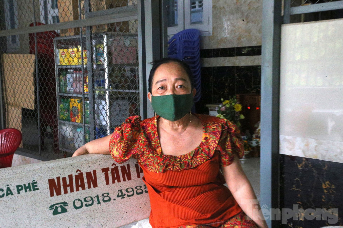 Bà Đinh Thị Thanh Tâm - 56 tuổi, có nhà cạnh đây bức xúc nói: “Từ tháng 11/2022, bãi tập kết rác này tự nhiên xuất hiện làm ảnh hưởng đến đời sống của chúng tôi. Nhà tôi có cha mẹ già năm nay đã gần 90 tuổi, bãi tập kết rác này bốc mùi hôi khiến mẹ già chịu không được phải nhập viện. Tệ hại hơn là đợt Tết vừa qua, khách đến nhà chẳng dám ăn uống vì mùi hôi xộc lên. Tôi đã nhiều lần phản ánh, thậm chí gửi đơn đến chính quyền địa phương cầu cứu nhưng không nhận được trả lời”.