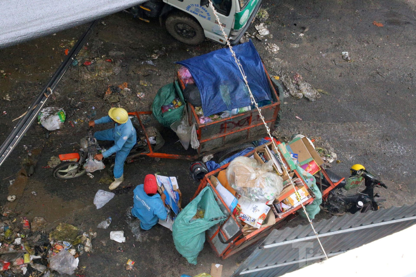 Theo ghi nhận của phóng viên, xung quanh bãi tập kết rác được rào chắn bằng tôn, phía trên có che chắn lưới. Chưa đầy 10 phút, phóng viên ghi nhận có 5 – 6 xe chở rác ra vào khu vực này.