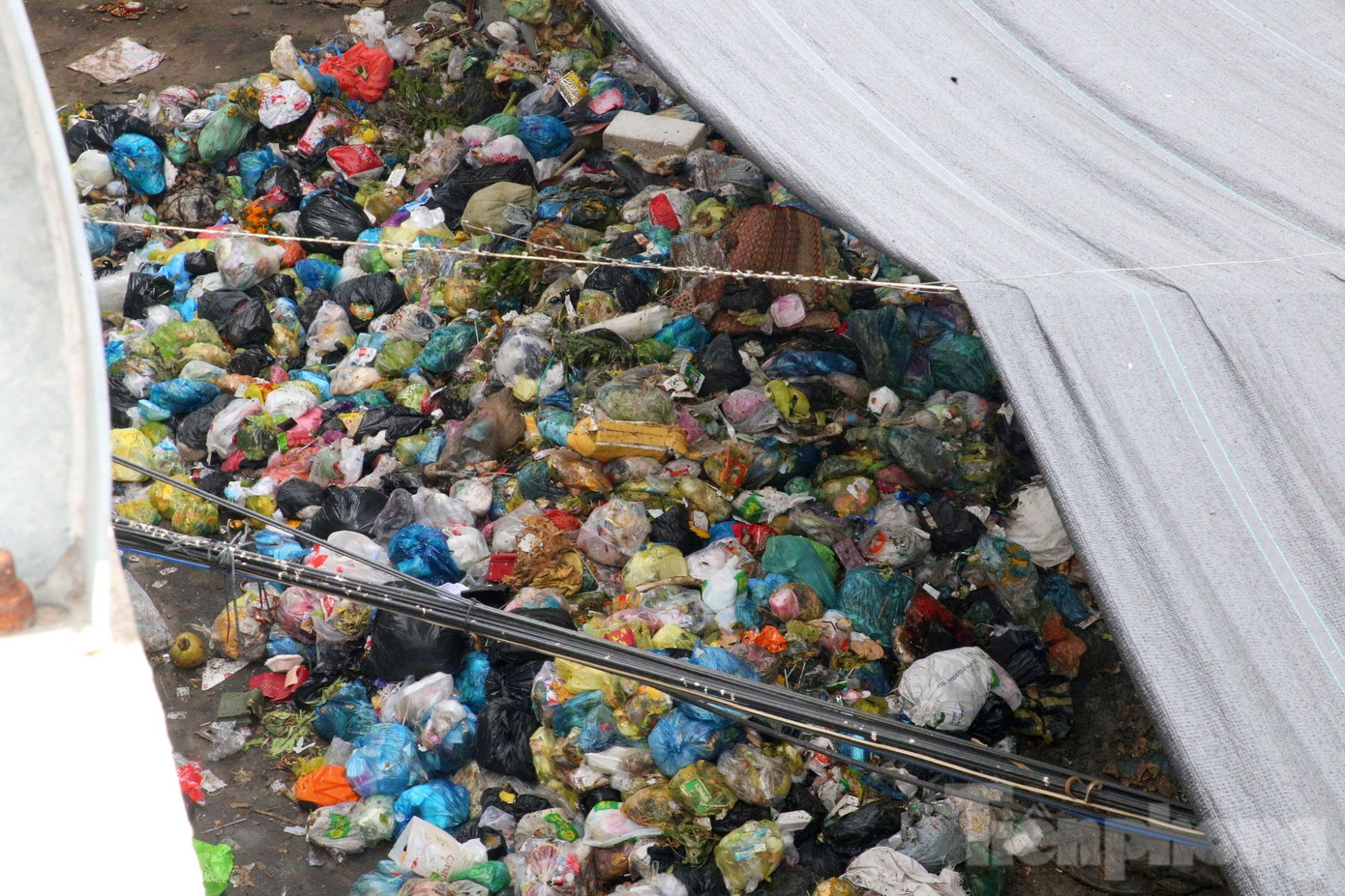 Ông Nam cho biết, trước Tết Nguyên đán, Phòng Tài nguyên và Môi trường quận Bình Thuỷ có làm việc với Công ty Cổ phần Đô thị Cần Thơ về việc người dân phản ánh nơi đây có mùi hôi và nước xịt rửa bãi tràn ra ngoài. Phía công ty cam kết đã trang bị hệ thống phun xịt khử mùi và lên phương án xử lý nước thải và mùi hôi phát sinh để tránh ảnh hưởng đến đời sống người dân xung quanh.