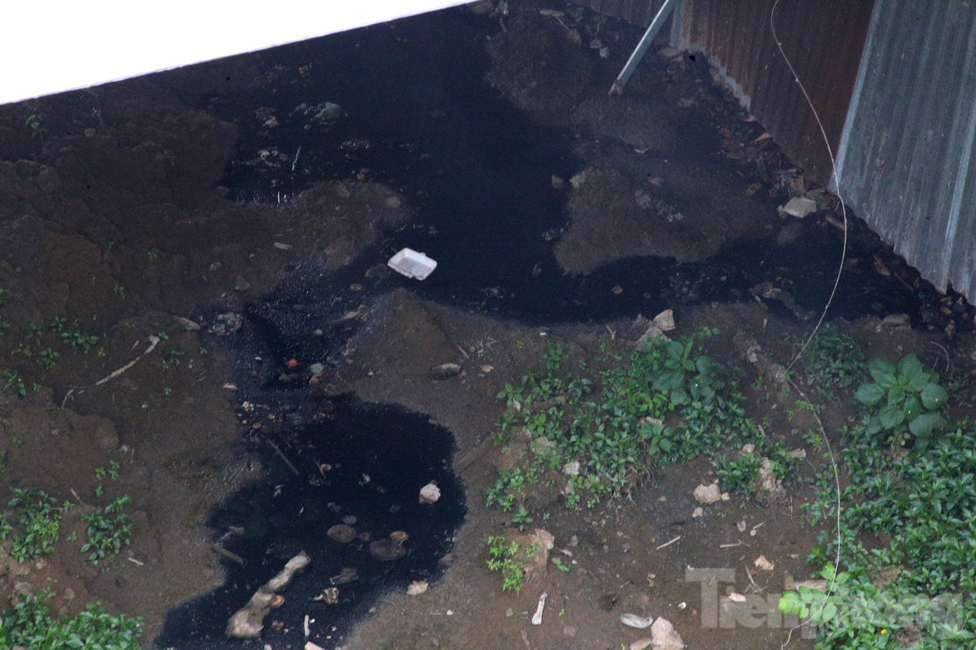 Theo người dân địa phương, tình trạng ô nhiễm hiện nay càng nặng hơn do quá trình tập kết rác thải, các xe nhỏ đổ thành từng đống chờ ép chở đi. Quá trình ép rác và rửa xe rác nước thải chảy ra phía sau. Mặc dù có những hố ga nhưng vẫn tràn ra môi trường xung quanh.