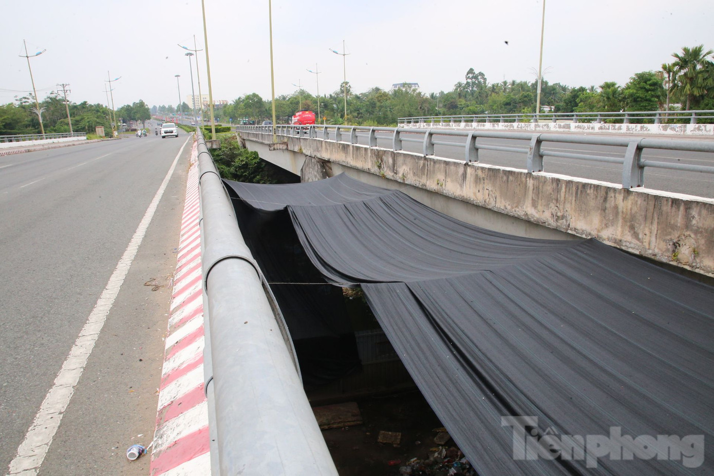 Liên quan vụ việc trên, chiều 1/2 , trao đổi với Tiền Phong, ông Lương Sĩ Nam – Trưởng phòng Tài nguyên và Môi trường quận Bình Thuỷ cho biết, hiện quận chưa có trạm trung chuyển rác mà chỉ có 2 điểm tập kết rác tạm, trong đó có điểm tập kết rác ở gầm cầu Bình Thuỷ 2. Bình quân mỗi ngày, nơi đây tập kết khoảng 10 - 20 tấn rác trước khi vận chuyển về khu xử lý chất thải. “Địa phương không còn quỹ đất công nào khác, qua xem xét nhiều nơi, địa phương thấy vị trí ở dưới cầu Bình Thuỷ 2 là điểm hợp lý làm bãi tập kết rác tạm; quận và phường cũng thống nhất phương án chọn vị trí này”, ông Nam thông tin.