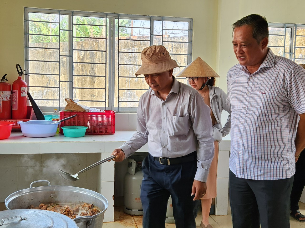 Chủ tịch tỉnh Sóc Trăng kiểm tra nhà ăn tại cơ sở cai nghiện.