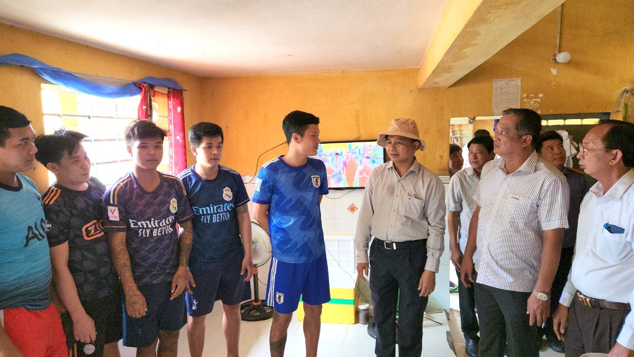 Chủ tịch UBND tỉnh Sóc Trăng Trần Văn Lâu kiểm tra cơ sở vật chất tại cơ sở cai nghiện ma tuý tỉnh.