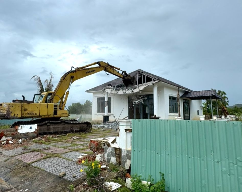 Ngành chức năng thực hiện tháo dỡ những căn biệt thự xây trái phép.