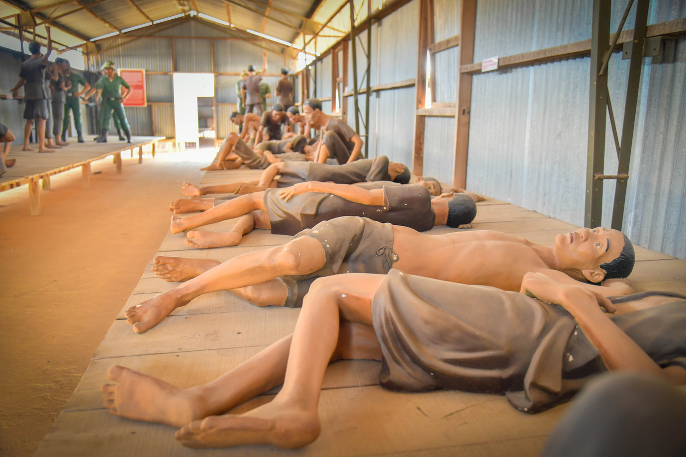 Rất nhiều hình thức tra tấn dã man được chúng áp dụng đối với tù binh.