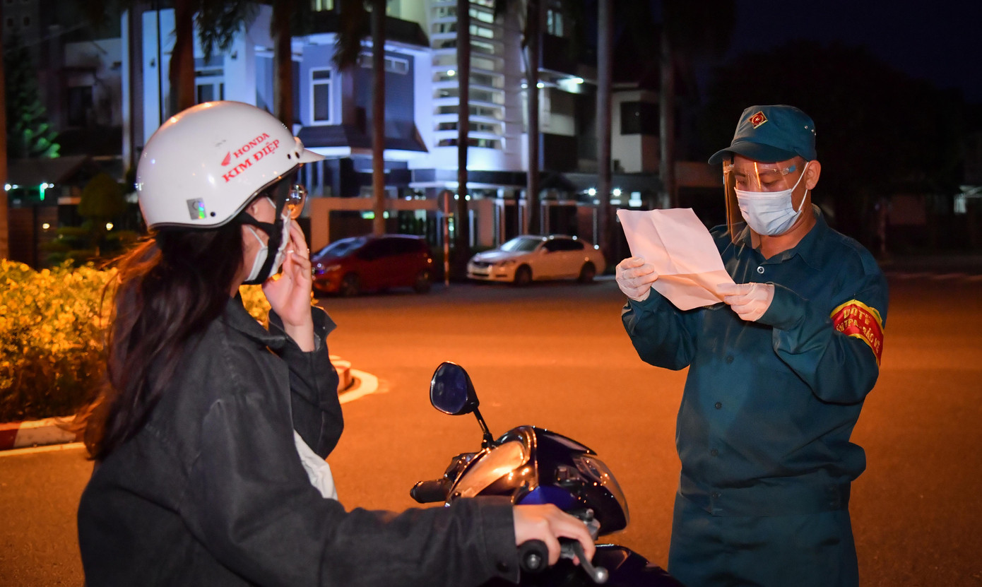 Song song đó, trong quá trình thực hiện nhiệm vụ, các cán bộ, chiến sĩ tuyên truyền, hướng dẫn để người dân tự giác chấp hành nghiêm việc giãn cách xã hội theo quy định để phòng, ngừa dịch bệnh.