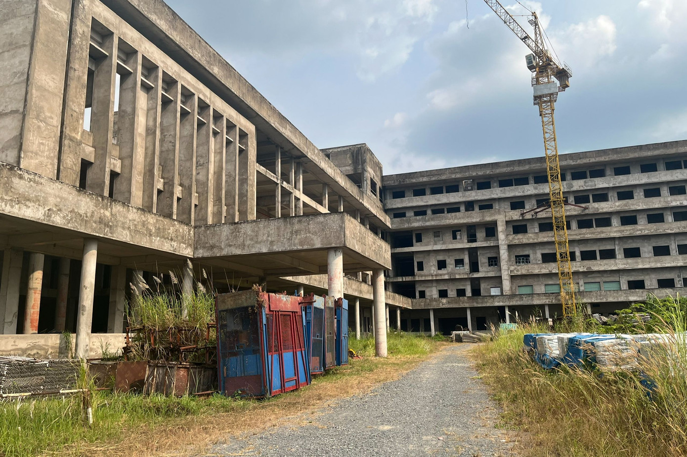 Dự án Bệnh viện Ung bướu Cần Thơ (đường Nguyễn Văn Cừ nối dài, phường An Bình, quận Ninh Kiều) có tổng mức đầu tư 1.727 tỷ đồng, từ nguồn vốn ODA và đối ứng trong nước, quy mô 500 giường. Dự án khởi công từ tháng 10/2017, ban đầu dự kiến hoàn thành cuối năm 2020, trở thành bệnh viện ung bướu lớn và hiện đại nhất khu vực Đồng bằng sông Cửu Long.