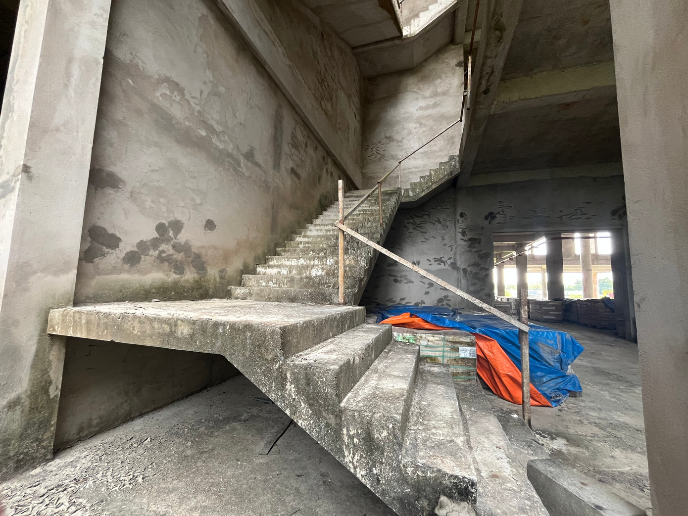 Nhiều hạng mục công trình xuống cấp, hư hỏng theo năm tháng phơi mưa nắng.