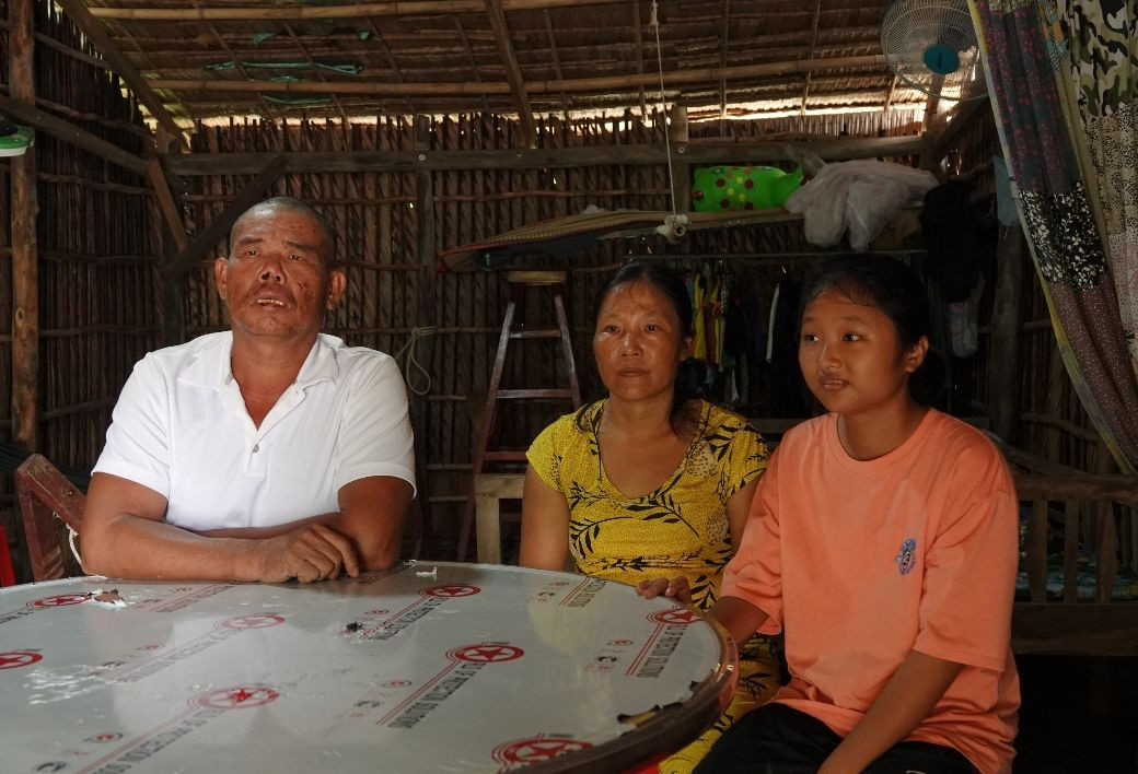 Ông Việt đoàn tụ với gia đình sau khi sống sót trở về.