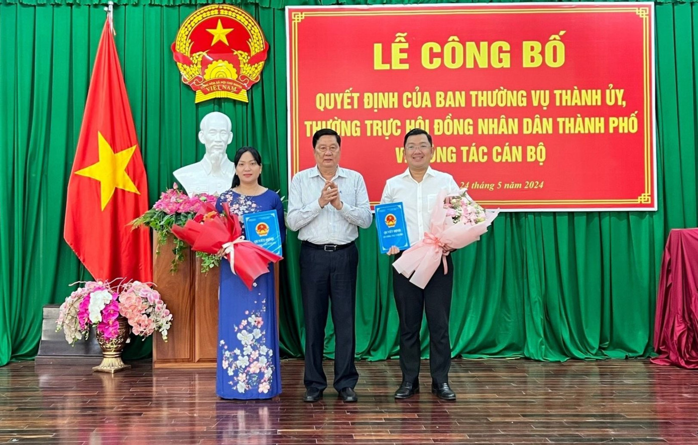 Ông Phạm Văn Hiểu - Phó Bí thư Thường trực Thành ủy, Chủ tịch HĐND TP. Cần Thơ trao quyết định và tặng hoa chúc mừng 2 cán bộ được bổ nhiệm.