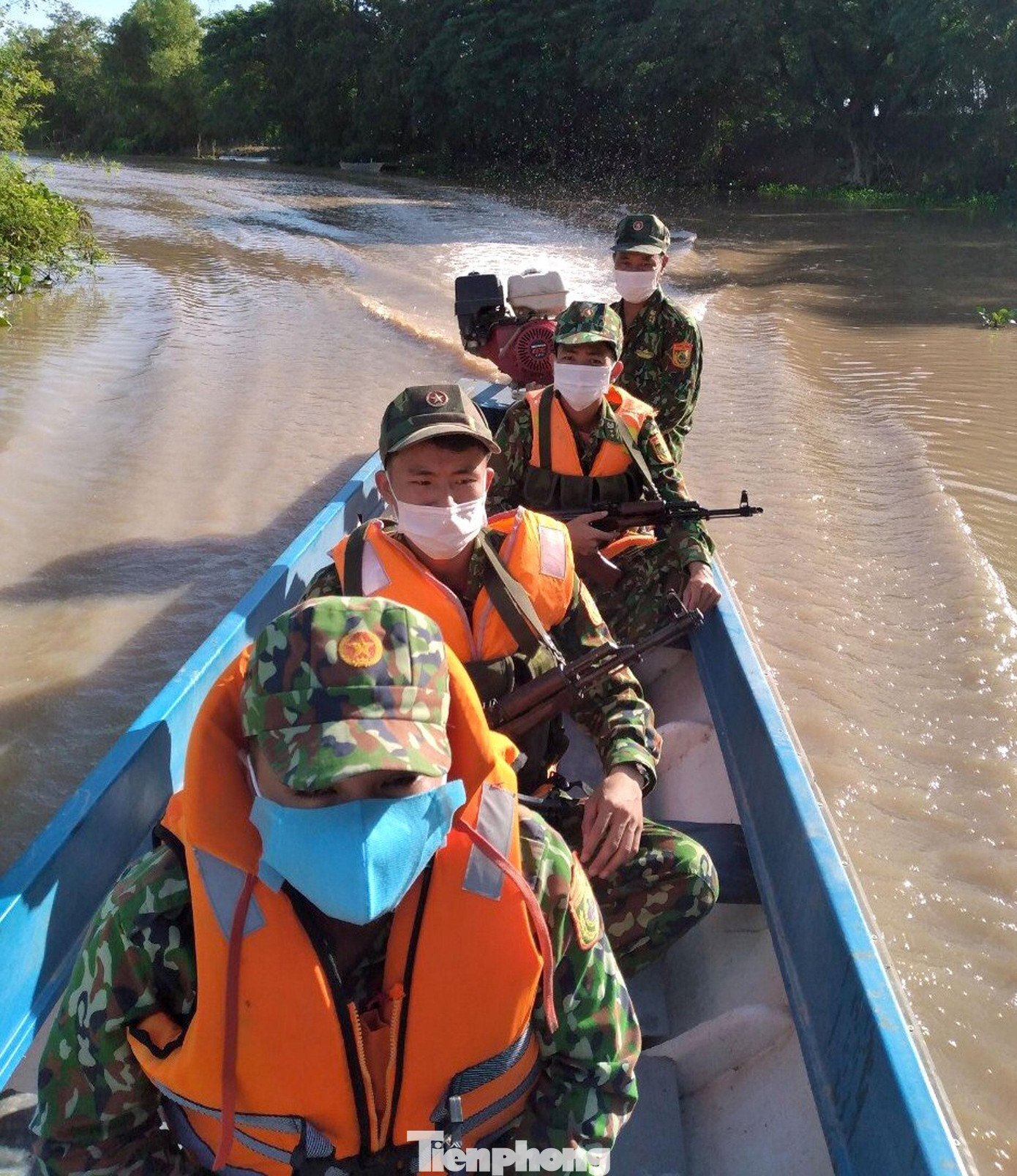 Đồn biên phòng cửa khẩu quốc tế Dinh Bà (huyện Tân Hồng, tỉnh Đồng Tháp) tăng cường tuần tra trên tuyến biên giới.