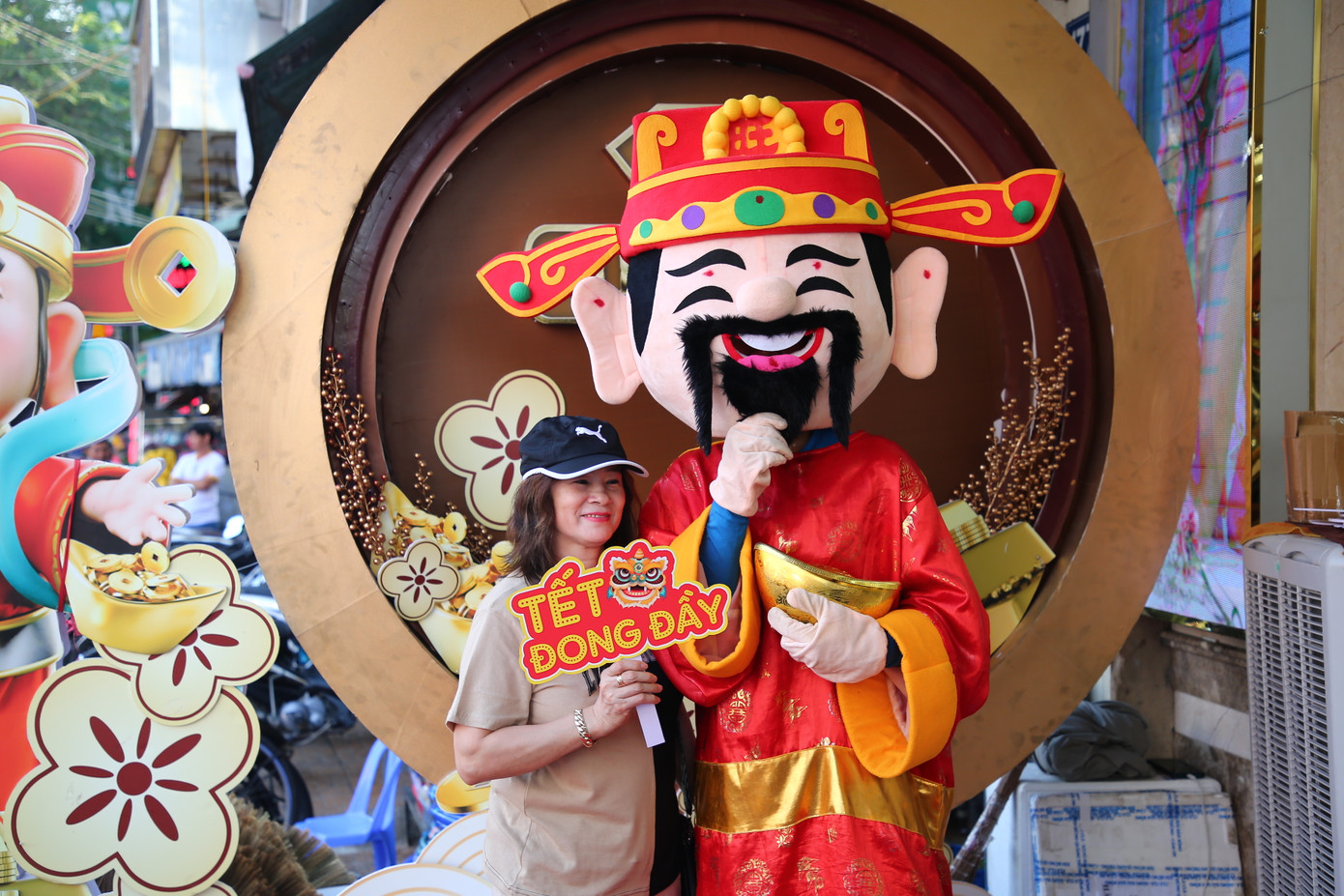 Theo ghi nhận của phóng viên, sáng 19/2, hầu hết các cửa hàng kinh doanh vàng bạc trên địa bàn TP. Cần Thơ, Sóc Trăng mở cửa từ rất sớm. Năm nay các sản phẩm vàng ngày vía Thần tài đa dạng về kiểu dáng và mẫu mã, với hình tượng chính là vàng hình rồng, linh vật năm Giáp Thìn 2024 để thu hút tài lộc.