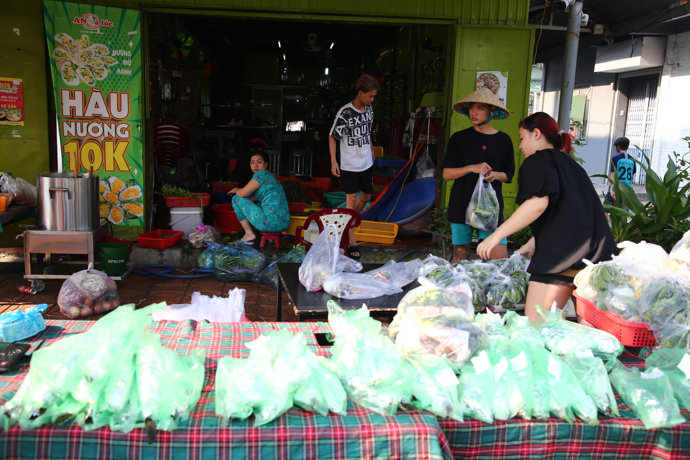 Chị Ngô Thị Thúy An - chủ quán cá lóc nướng - cho biết, ngày vía Thần tài năm nay, chị đã chuẩn bị trên 500 kg cá lóc, giá bán từ 180.000 - 200.000 đồng/con. Trong buổi sáng, lượng khách đến mua cũng như đặt hàng qua online tăng cao, nhân viên làm không kịp.