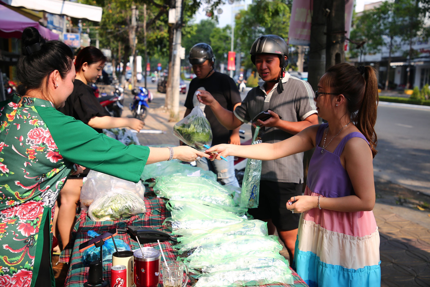 Theo phong tục dân gian, vào ngày vía Thần tài, người dân thường thờ cúng vật phẩm và mua vàng để cầu tài lộc may mắn, sung túc cho cả năm, đặc biệt người kinh doanh, buôn bán.