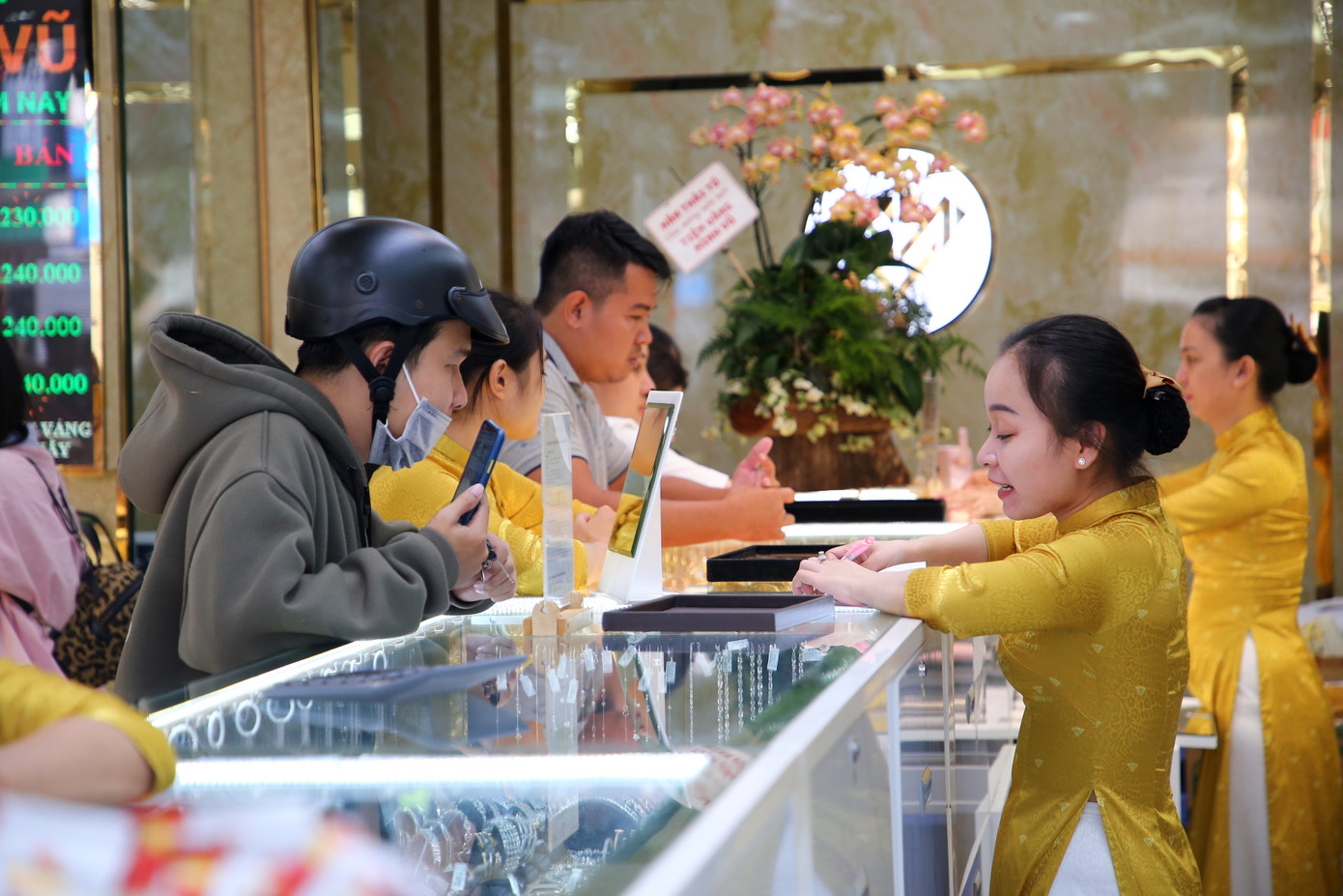 Một số cửa hàng kinh doanh vàng bạc trên địa bàn TP. Cần Thơ đông khách đến mua sắm. Ảnh: Nhật Huy.