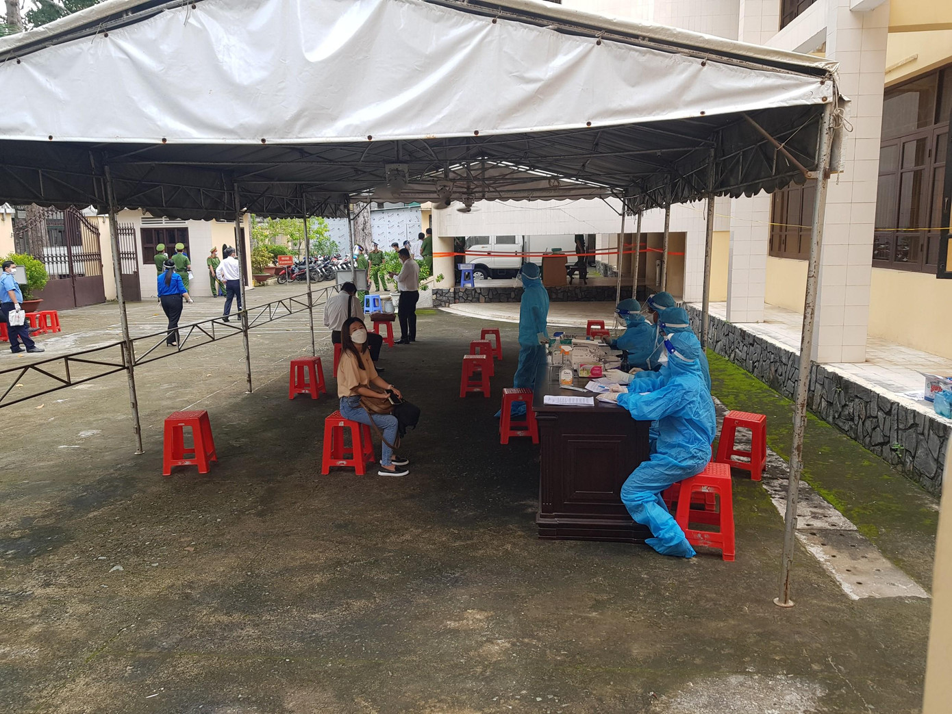 Người đến tham dự phiên tòa phải test nhanh với COVID-19. Ảnh: Nhật Huy.