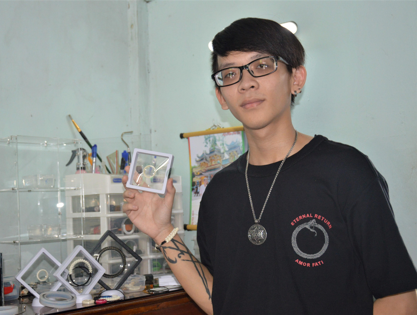 Trịnh Quang Nhã được biết đến là một trong những người hiếm hoi ở Việt Nam làm trang sức từ xương rắn.