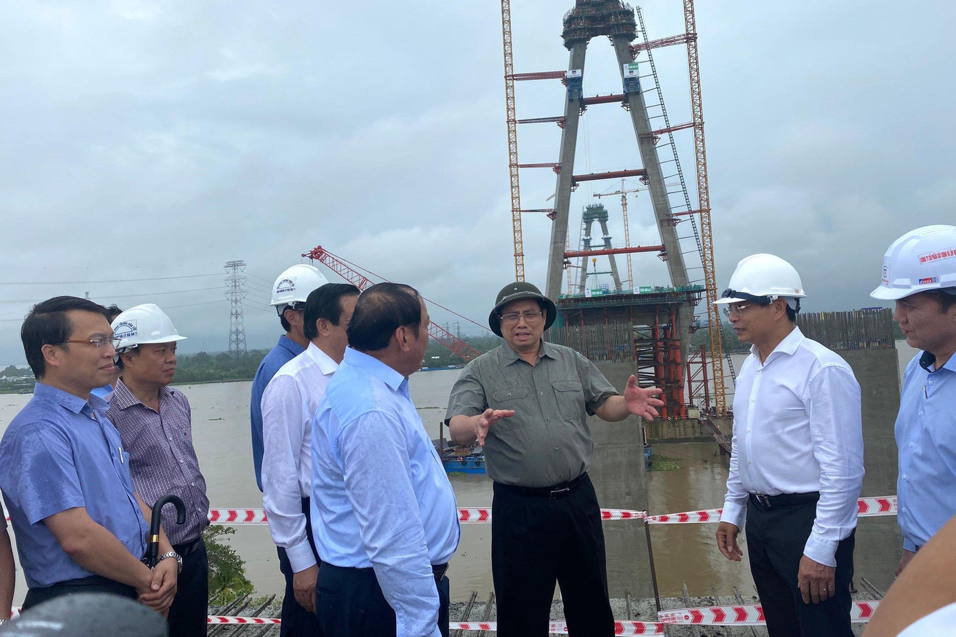 Dự án cầu Mỹ Thuận 2 có tổng chiều dài khoảng 6,01 km, tổng mức đầu tư hơn 5.000 tỷ đồng, khởi công tháng 3/2020. Dự án được chia thành 5 gói thầu xây lắp. Trong tất cả các gói thầu, gói XL.03B có giá trị thi công lớn nhất với 1.390 tỷ đồng. Gói thầu này thi công thân trụ (từ T14 đến trụ T17) và kết cấu phần trên nhịp chính dây văng; kè gia cố bờ sông; hệ thống ATGT đường bộ; hệ thống điện chiếu sáng.