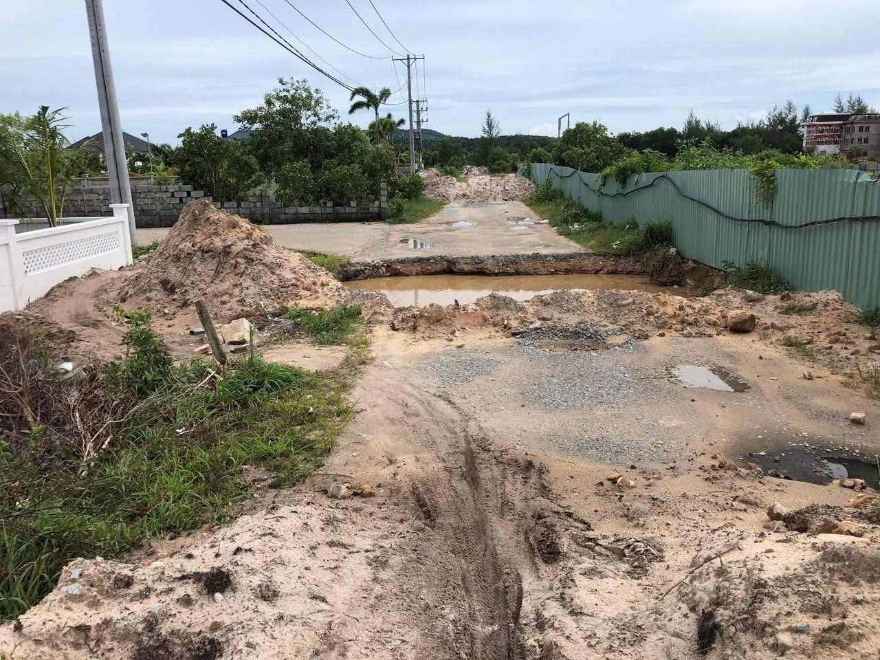 Đường dẫn vào khu biệt thự đã bị lực lượng chức năng tháo dỡ.