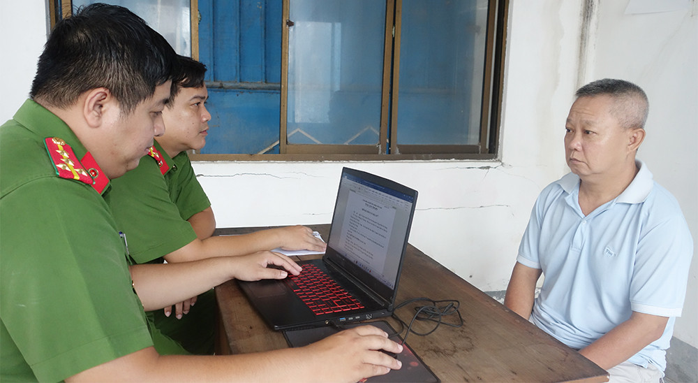 Huỳnh Văn Sinh tại cơ quan công an. Ảnh: Tiến Tầm. Huỳnh Văn Sinh tại cơ quan công an. Ảnh: Tiến Tầm.