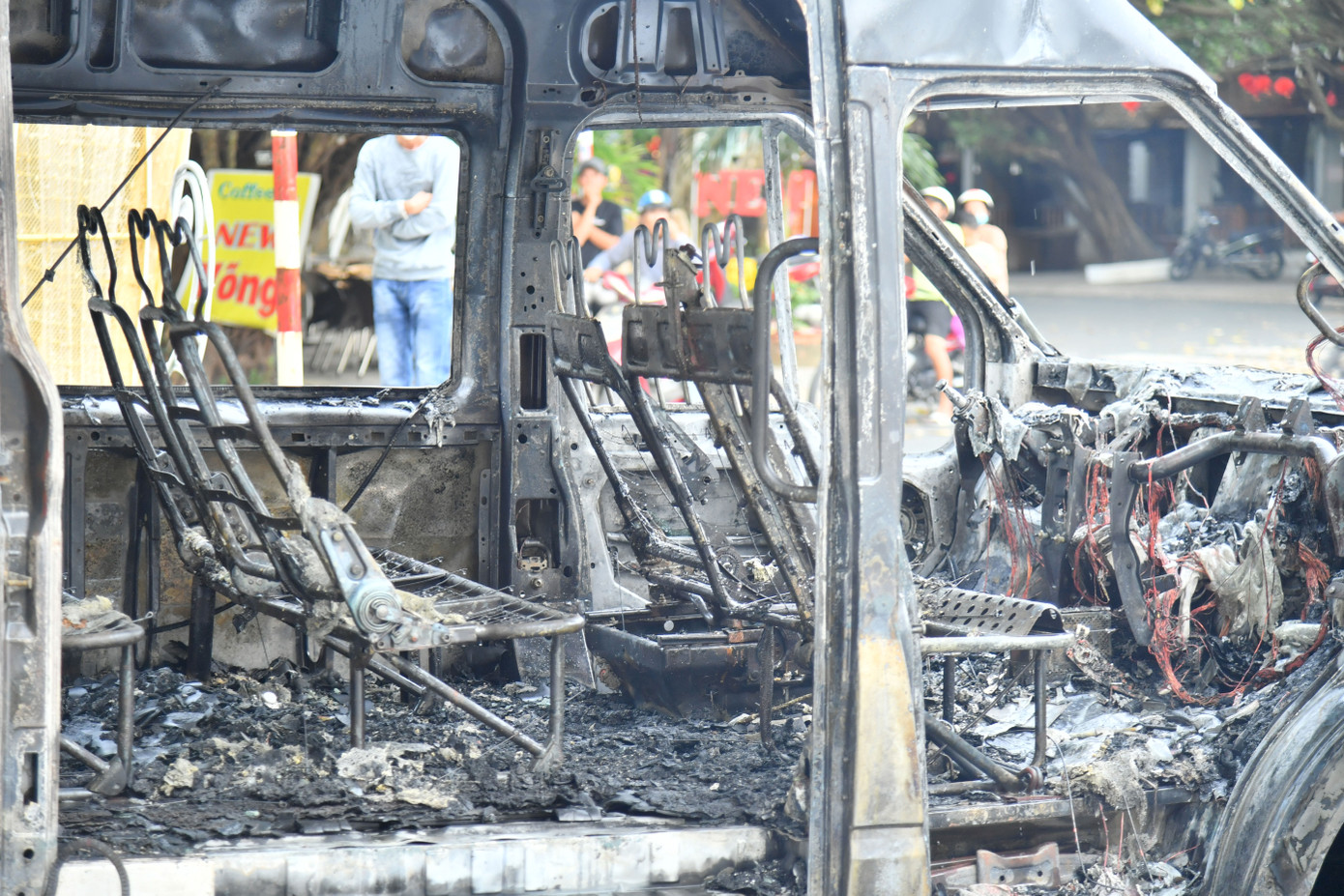 Chiếc xe cháy rụi chỉ còn trơ lại bộ khung sắt. Chiếc xe cháy rụi chỉ còn trơ lại bộ khung sắt.