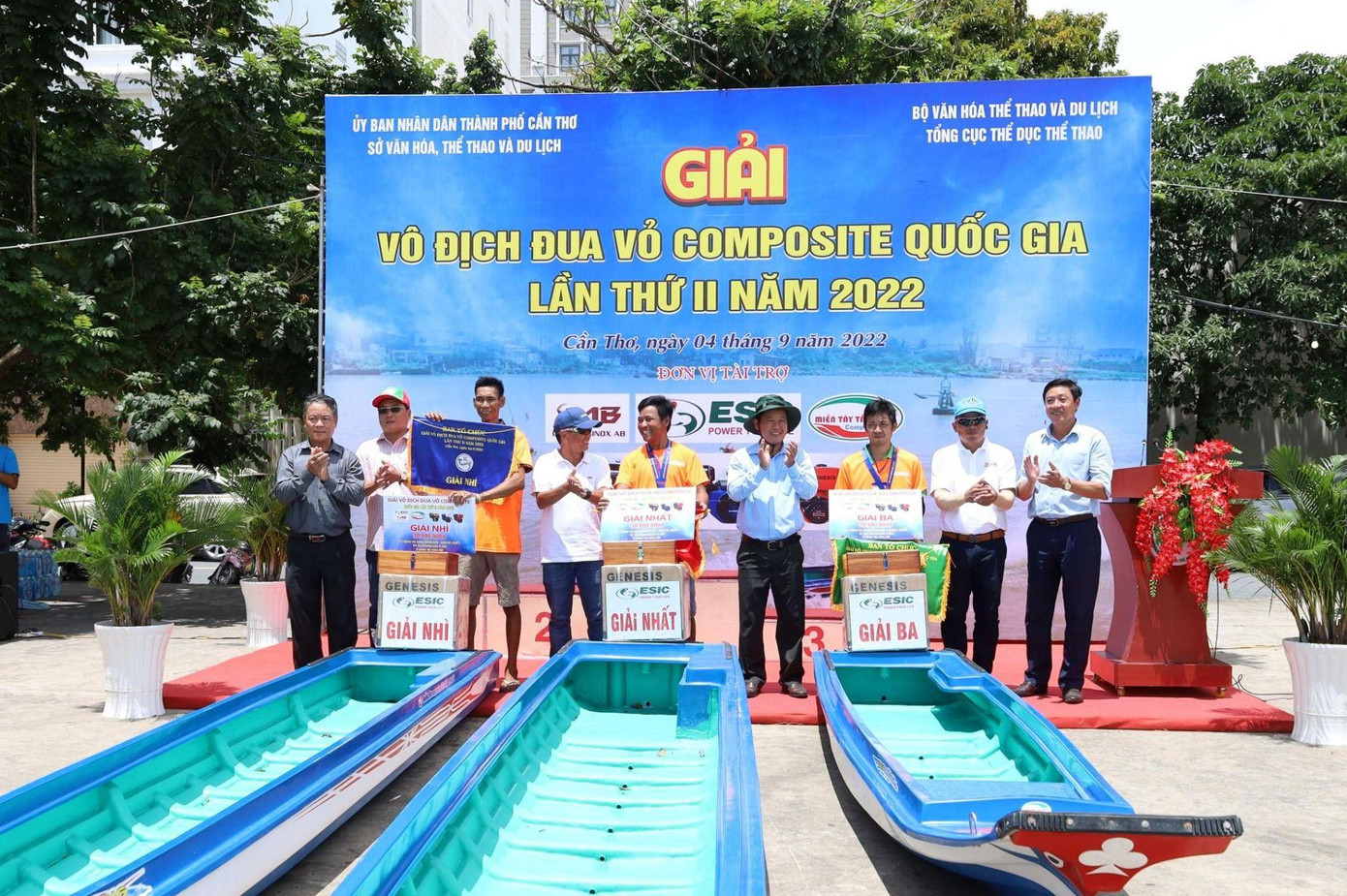 Ban Tổ chức trao giải cho các VĐV.