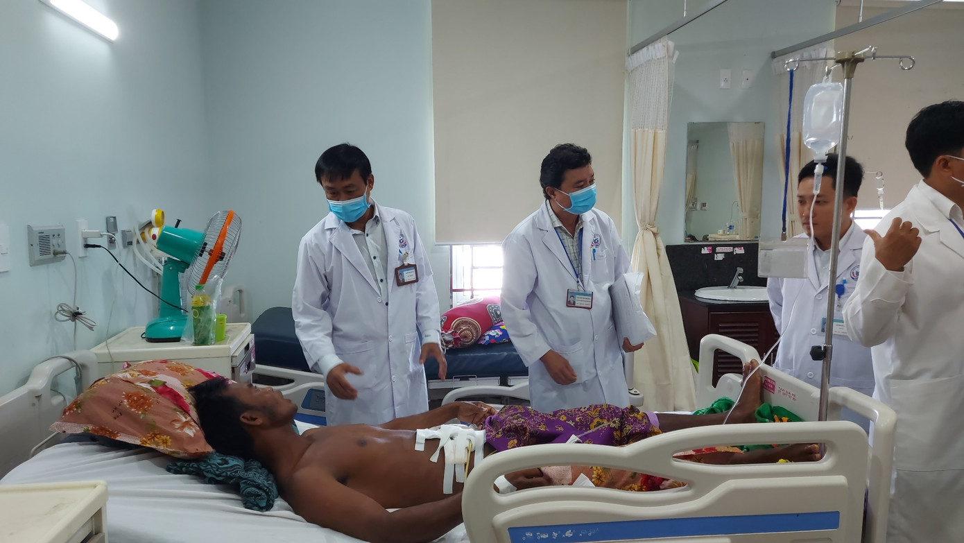 Các bác sĩ thăm khám bệnh nhân.