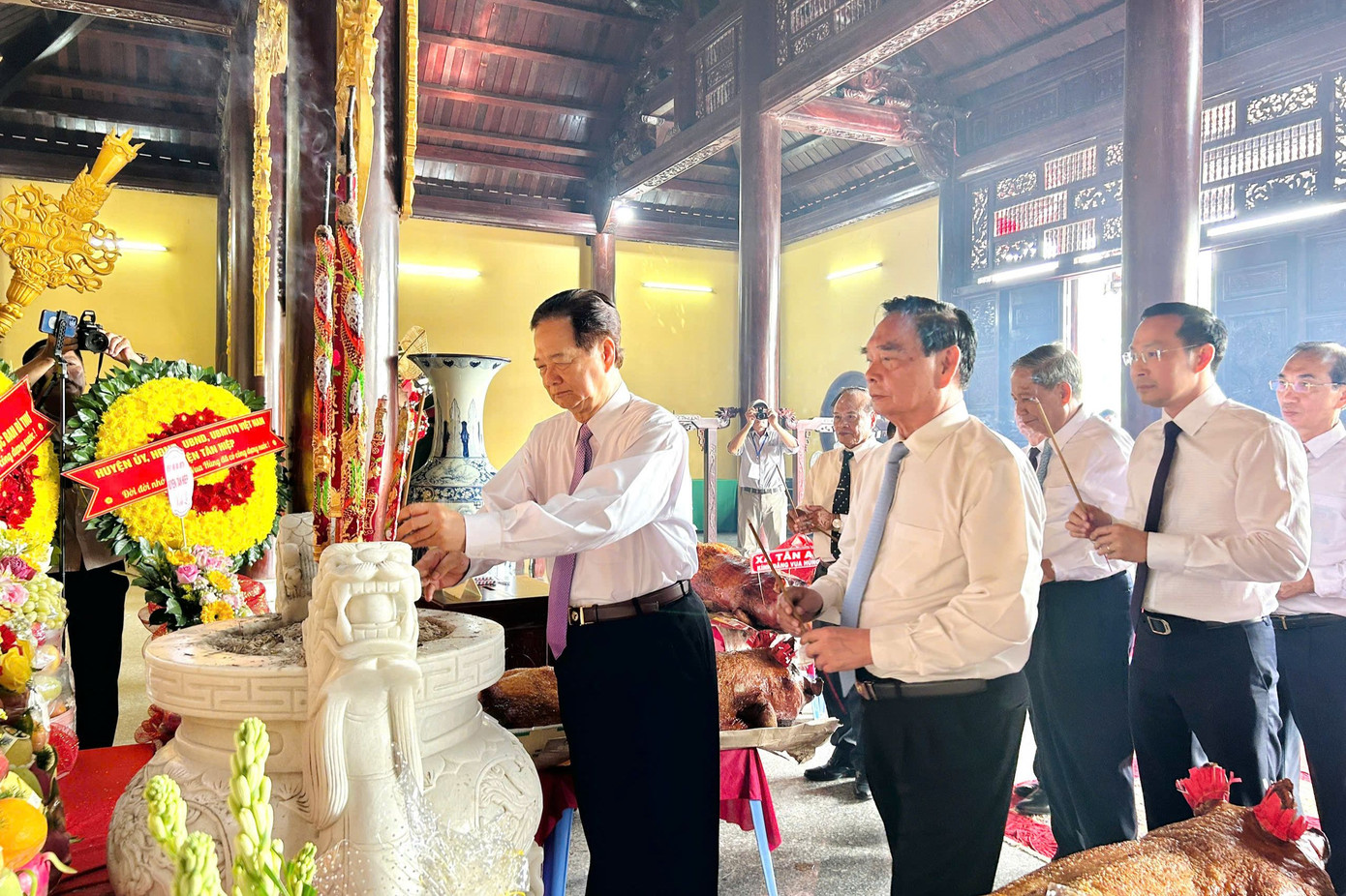 Các đồng chí nguyên lãnh đạo Đảng, Nhà nước, địa phương dâng hương tưởng niệm các Vua Hùng Các đồng chí nguyên lãnh đạo Đảng, Nhà nước, địa phương dâng hương tưởng niệm các Vua Hùng