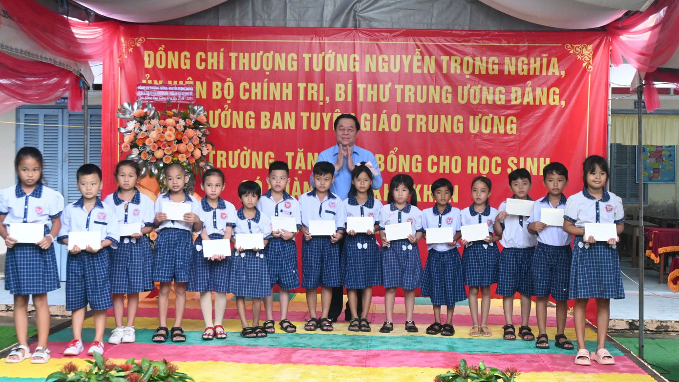 Trưởng Ban Tuyên giáo Trung ương - Nguyễn Trọng Nghĩa trao học bổng cho các em học sinh có hoàn cảnh khó khăn. Trưởng Ban Tuyên giáo Trung ương - Nguyễn Trọng Nghĩa trao học bổng cho các em học sinh có hoàn cảnh khó khăn.