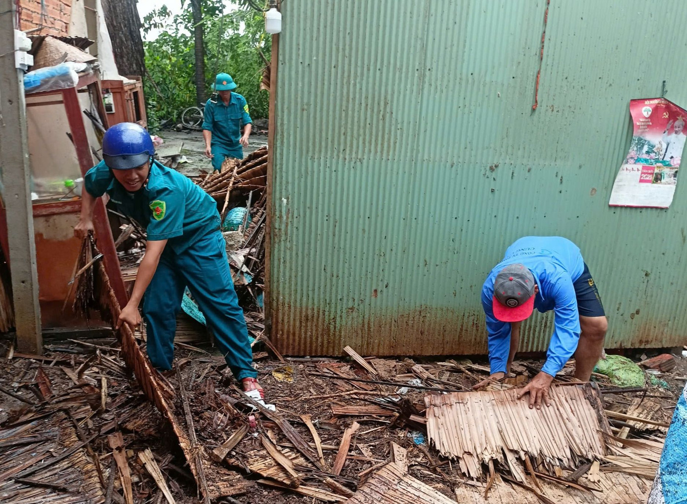 Lực lượng chức năng hỗ trợ người dân bị thiệt hại giông lốc. Ảnh: Phương Vũ