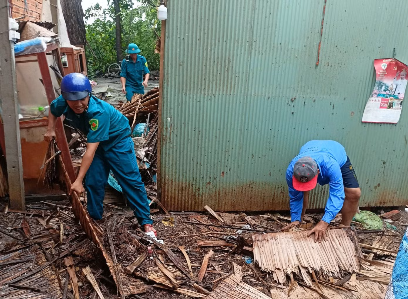 Lực lượng chức năng hỗ trợ người dân bị thiệt hại giông lốc. Ảnh: Phương Vũ Lực lượng chức năng hỗ trợ người dân bị thiệt hại giông lốc. Ảnh: Phương Vũ