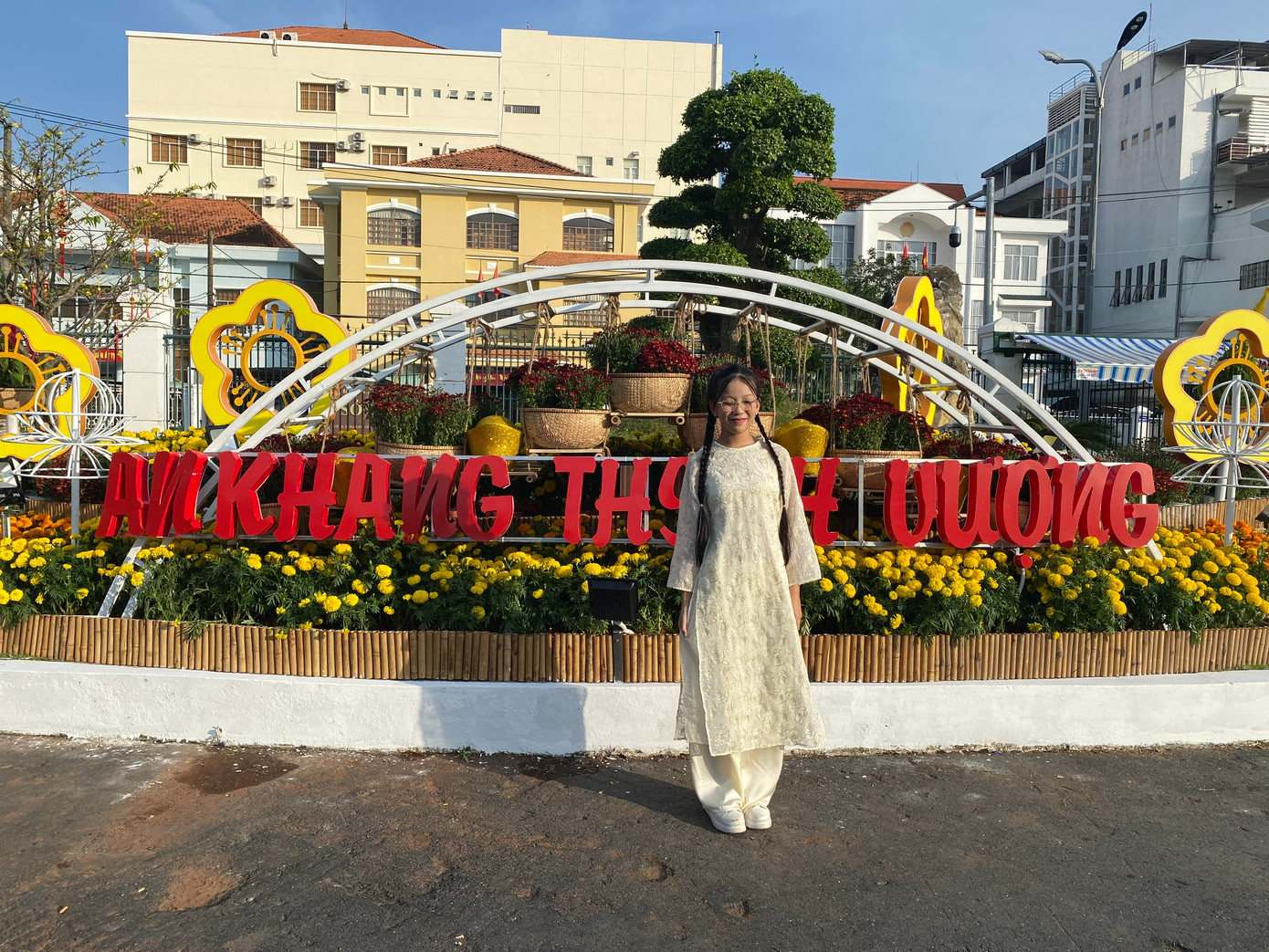 Bạn trẻ check in chụp ảnh. Bạn trẻ check in chụp ảnh.