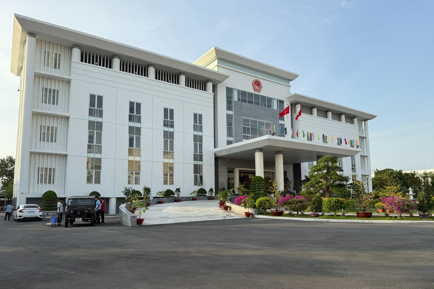 Đây là năm thứ 3 liên tiếp tỉnh Sóc Trăng mở cửa trụ sở đón người dân đến tham quan, chụp ảnh dịp Tết Nguyên đán. Đây là năm thứ 3 liên tiếp tỉnh Sóc Trăng mở cửa trụ sở đón người dân đến tham quan, chụp ảnh dịp Tết Nguyên đán.