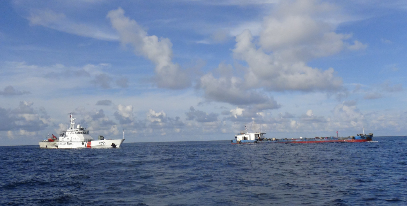 Tàu CSB 4035 tiếp cận tàu HP 3195 để kiểm tra.