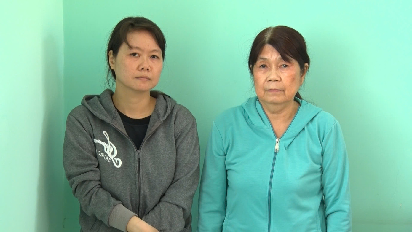 Trần Thị Hồng Duyên (trái) và Bùi Thị Ánh Ngọc bị bắt tạm giam. Trần Thị Hồng Duyên (trái) và Bùi Thị Ánh Ngọc bị bắt tạm giam.