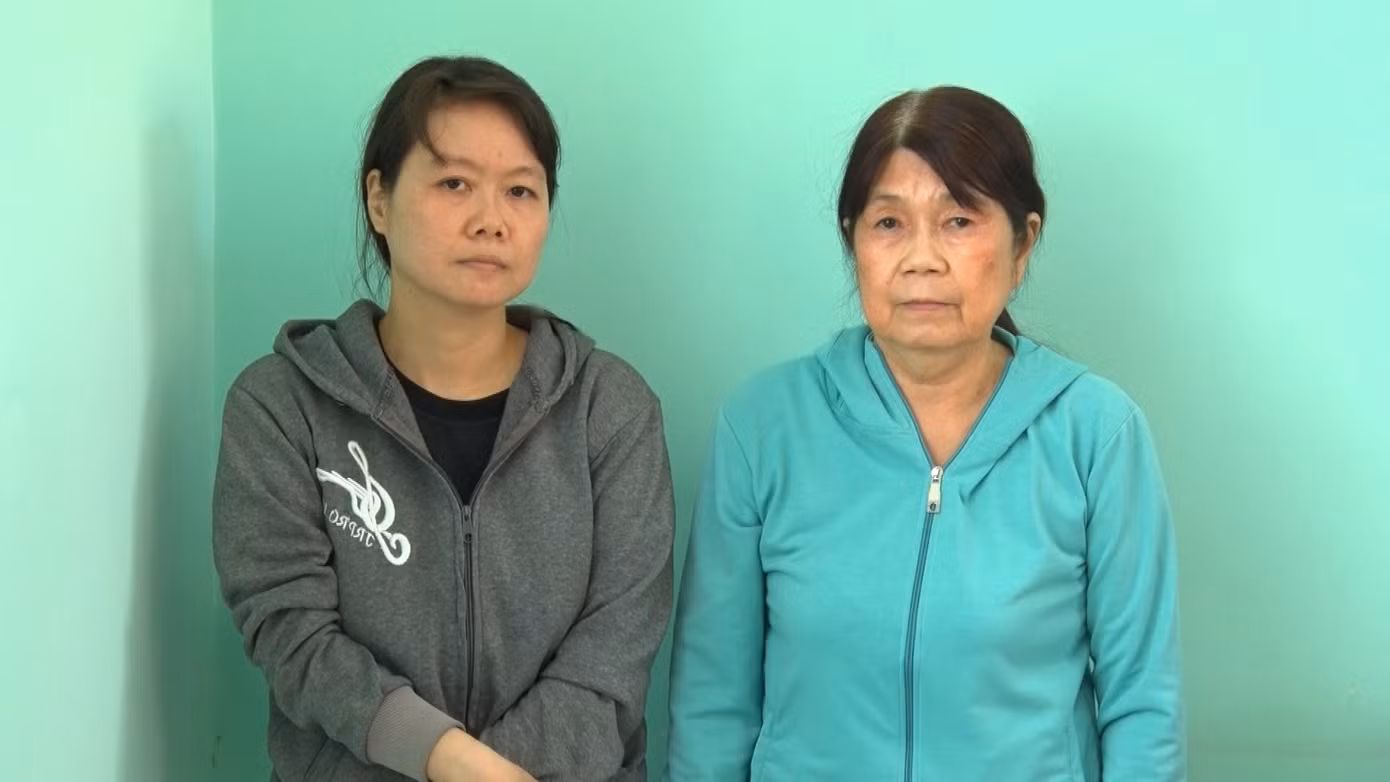 Trần Thị Hồng Duyên (trái) và Bùi Thị Ánh Ngọc bị bắt tạm giam. Trần Thị Hồng Duyên (trái) và Bùi Thị Ánh Ngọc bị bắt tạm giam.