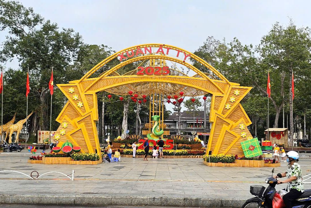 Ngoài ra, các địa điểm vui chơi công cộng ở Sóc Trăng cũng đã được trang trí đẹp phục vụ người dân những ngày trước, trong và sau Tết. Ngoài ra, các địa điểm vui chơi công cộng ở Sóc Trăng cũng đã được trang trí đẹp phục vụ người dân những ngày trước, trong và sau Tết.