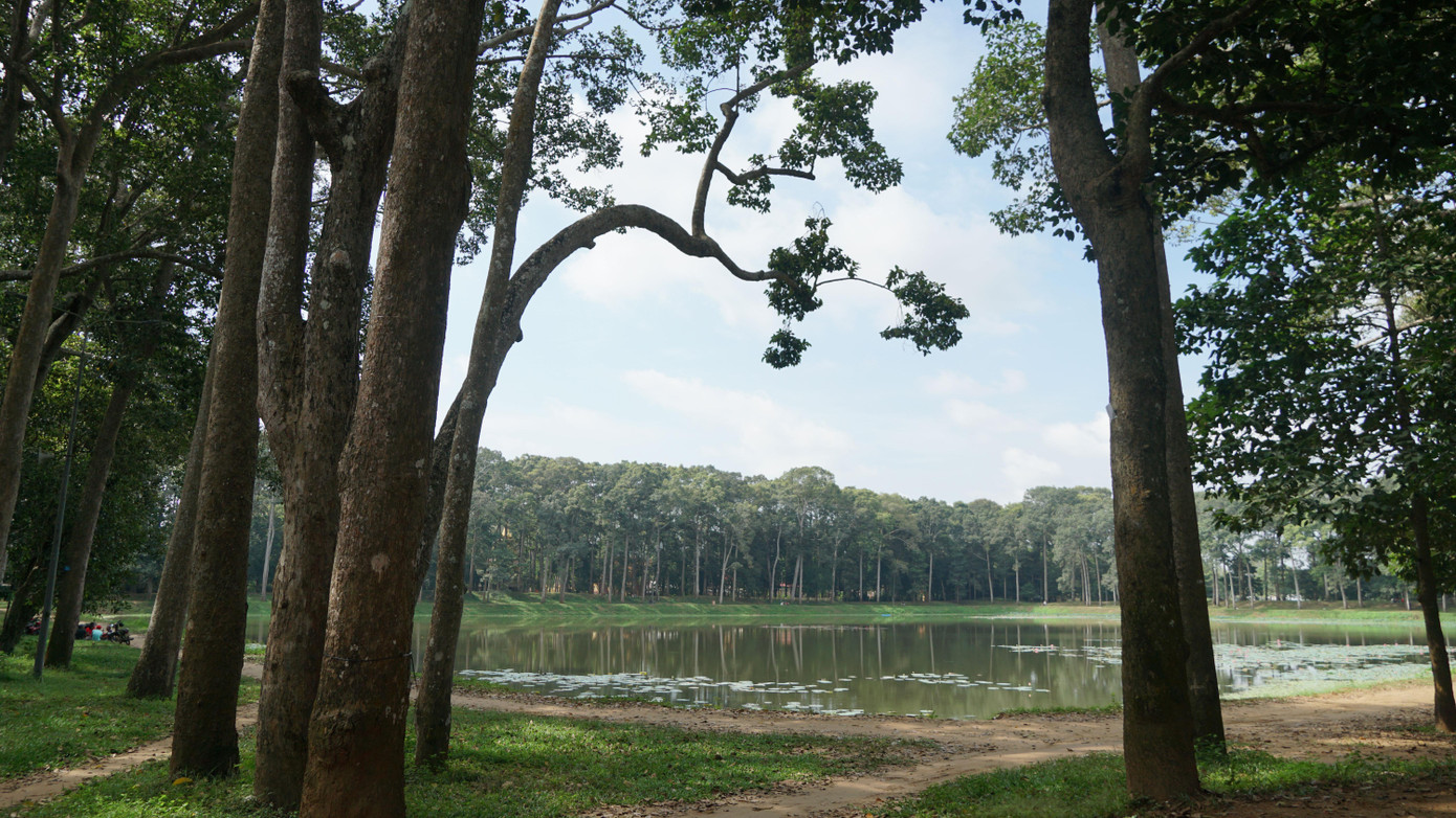 Ao Bà Om có diện tích khoảng 150.000m2, bên cạnh ao là chùa Âng - ngôi chùa Khmer cổ nhất Trà Vinh. Đây thực ra là một hồ thủy lợi cổ được cư dân địa phương đào đắp thủ công từ nhiều thế kỷ trước nhằm tích trữ nước mưa, bảo đảm nguồn nước ngọt cho sinh hoạt và canh tác nông nghiệp.