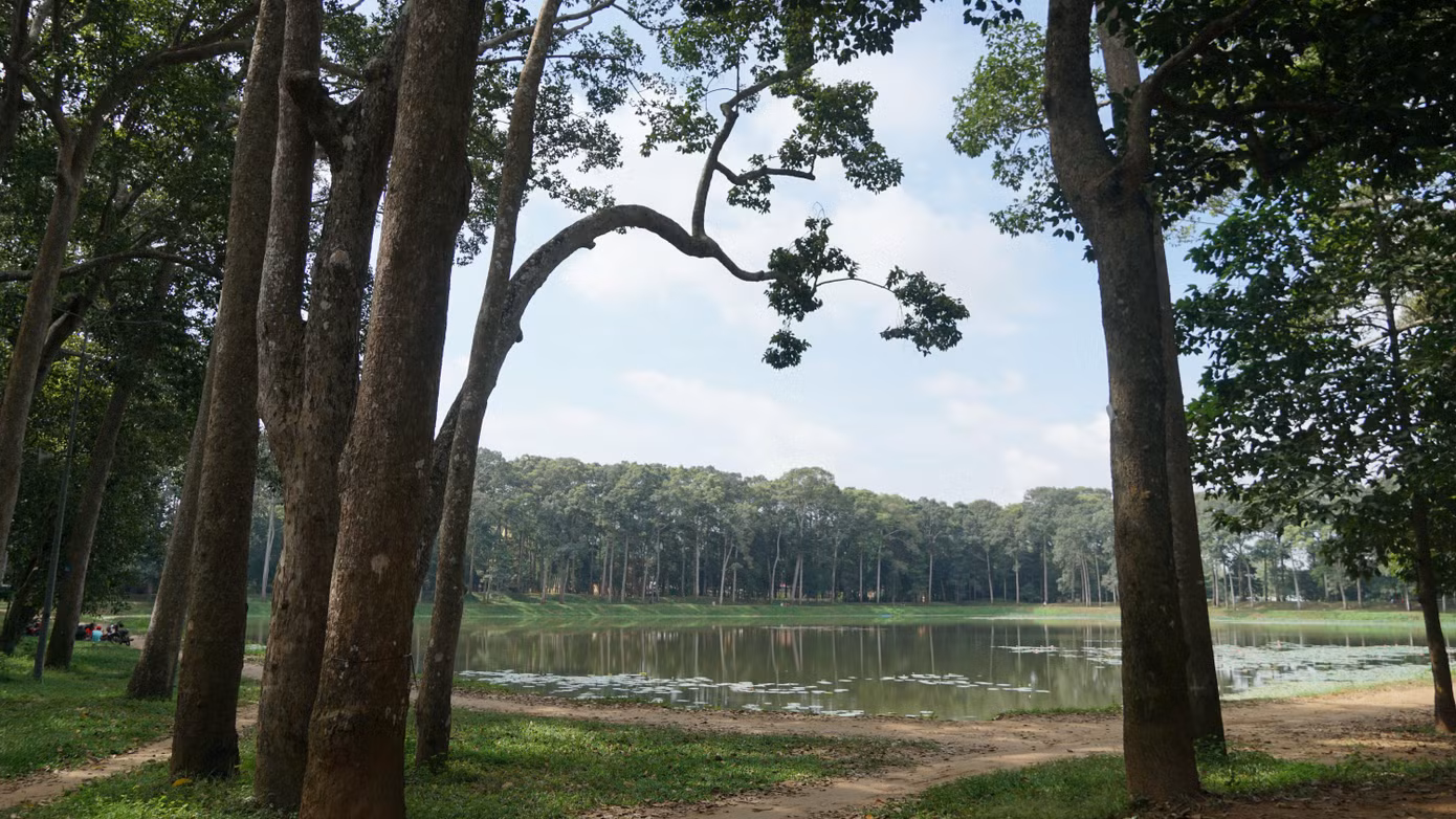 Ao Bà Om có diện tích khoảng 150.000m2, bên cạnh ao là chùa Âng - ngôi chùa Khmer cổ nhất Trà Vinh. Đây thực ra là một hồ thủy lợi cổ được cư dân địa phương đào đắp thủ công từ nhiều thế kỷ trước nhằm tích trữ nước mưa, bảo đảm nguồn nước ngọt cho sinh hoạt và canh tác nông nghiệp.