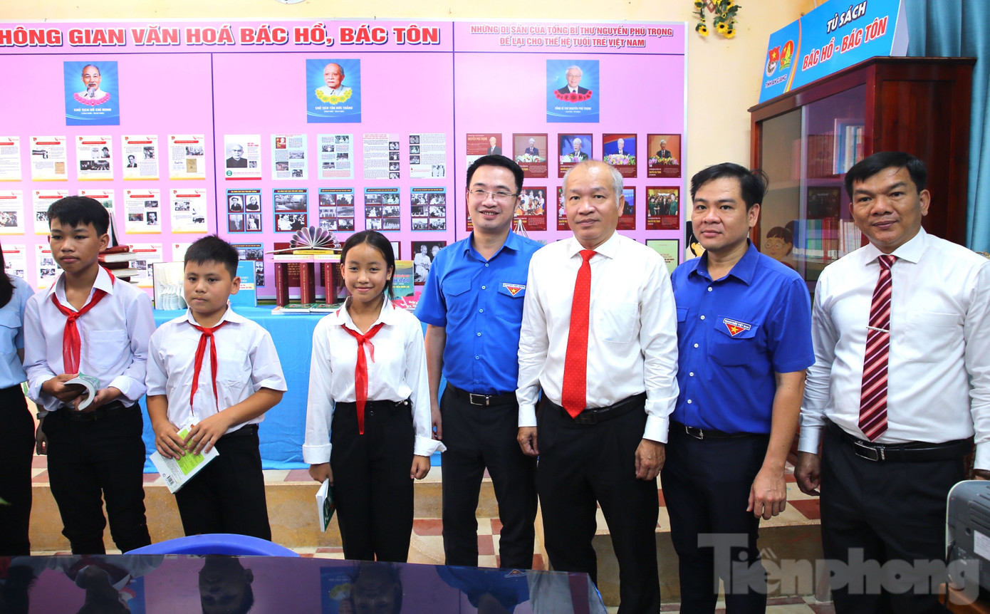 Không gian văn hoá Bác Hồ - Bác Tôn tại Trường THCS An Tức. Ảnh: Nhật Huy