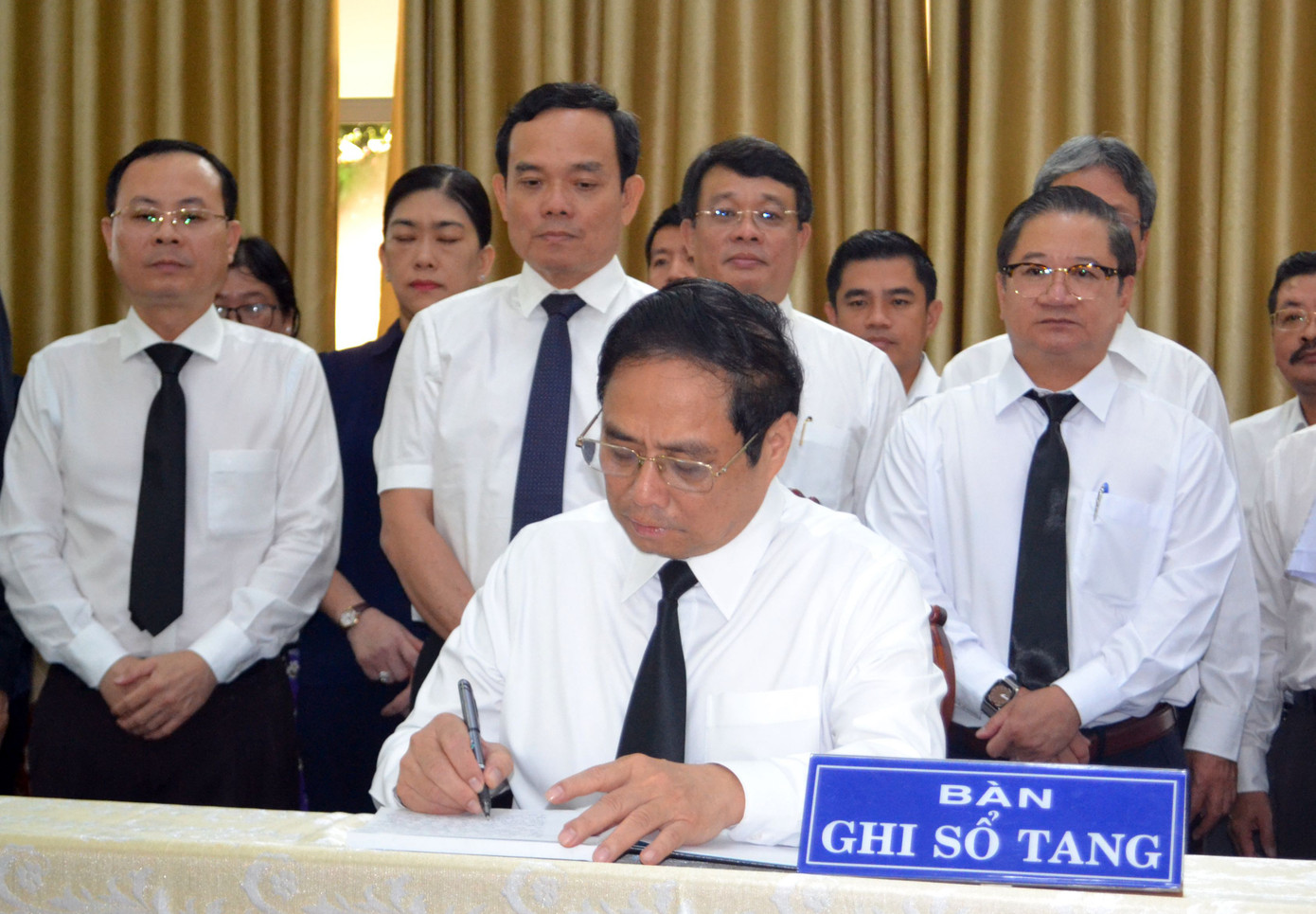 Thủ tướng Chính phủ Phạm Minh Chính ghi sổ tang. Ảnh: PV.