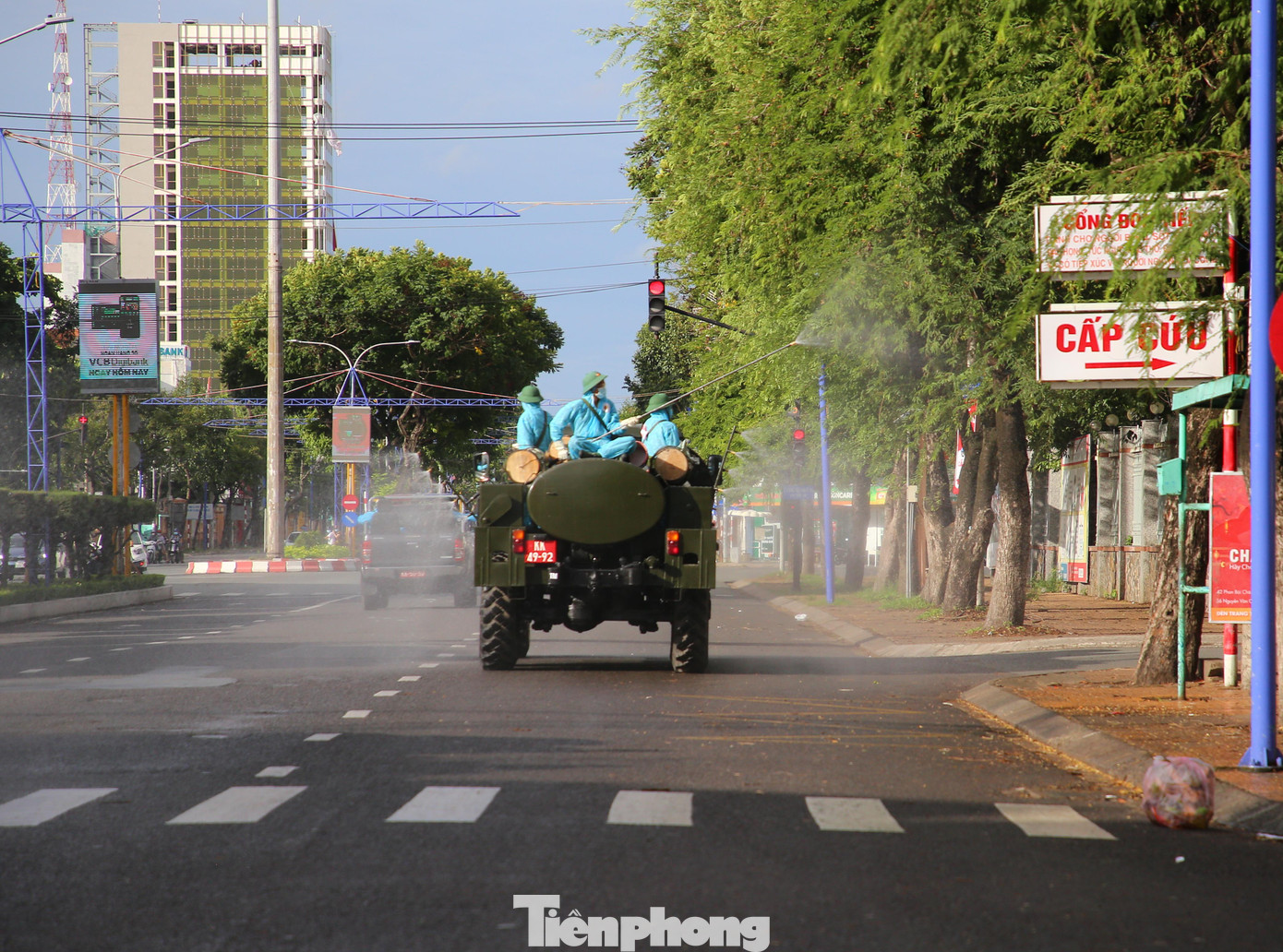 Ngày 21/7, lực lượng hóa học (Quân khu 9) đã tiến hành phun hóa chất khử khuẩn phòng, chống dịch COVID-19 diện rộng trên địa bàn TP. Cần Thơ.