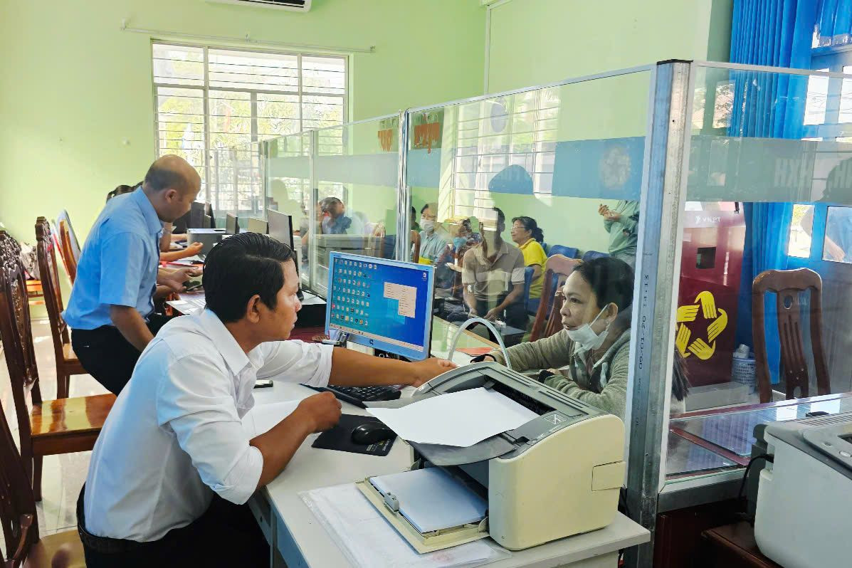 Người dân đến làm thủ tục hành chính trong ngày làm việc đầu tiên sau sáp nhập tại UBND xã An Ninh, TP. Cần Thơ. Người dân đến làm thủ tục hành chính trong ngày làm việc đầu tiên sau sáp nhập tại UBND xã An Ninh, TP. Cần Thơ.