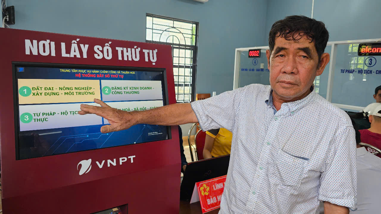 Ông Kim Sài Huil tới Trung tâm hành chính công xã Thuận Hòa làm thủ tục hành chính từ sáng sớm ngày 1/7. Ông Kim Sài Huil tới Trung tâm hành chính công xã Thuận Hòa làm thủ tục hành chính từ sáng sớm ngày 1/7.