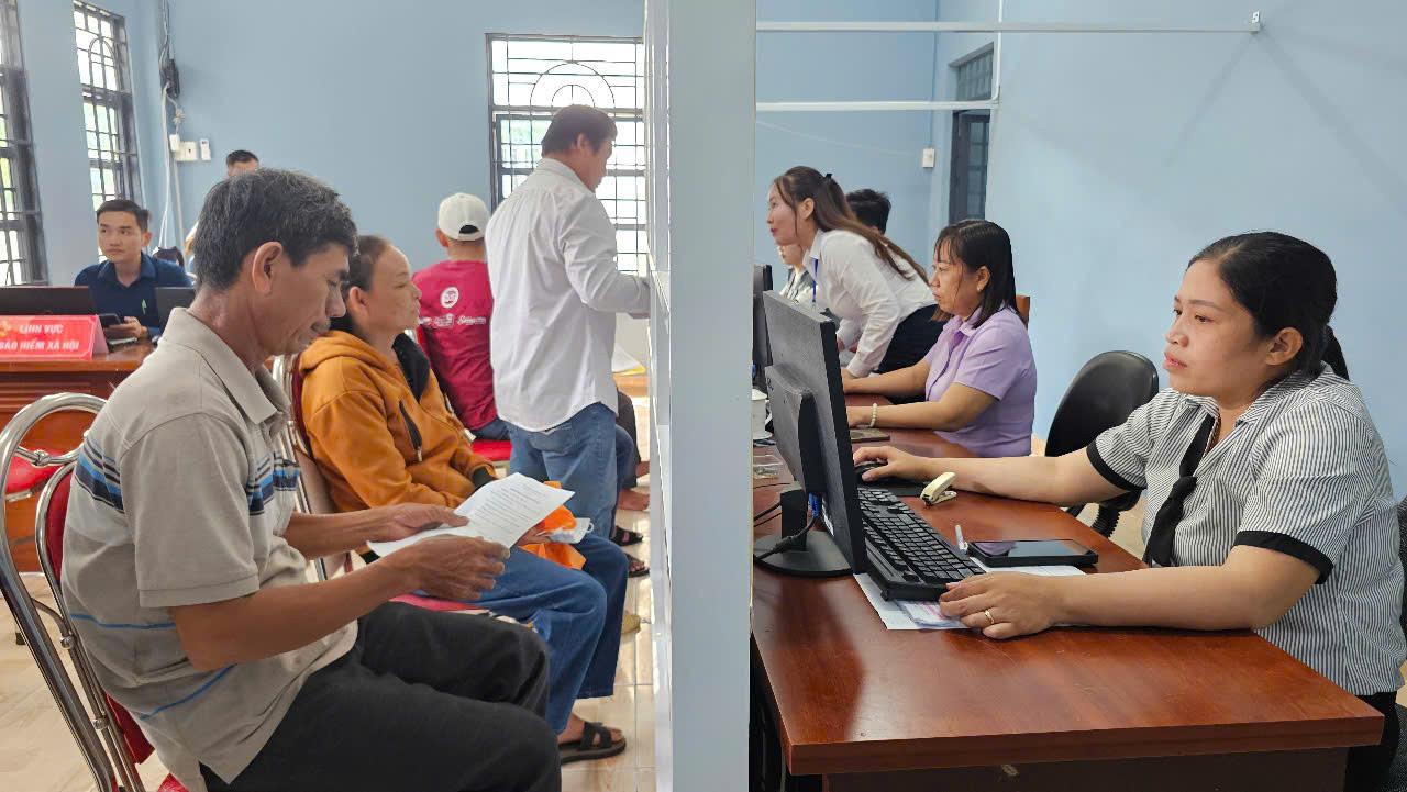 Người dân đến làm thủ tục tại UBND xã Thuận Hòa, TP. Cần Thơ được cán bộ hướng dẫn tận tình. Người dân đến làm thủ tục tại UBND xã Thuận Hòa, TP. Cần Thơ được cán bộ hướng dẫn tận tình.