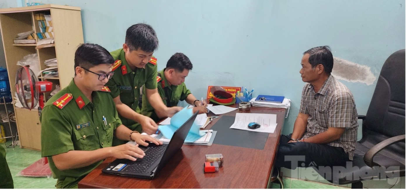 Khám xét nơi làm việc của ông Thi. Ảnh: Văn Vũ. Khám xét nơi làm việc của ông Thi. Ảnh: Văn Vũ.