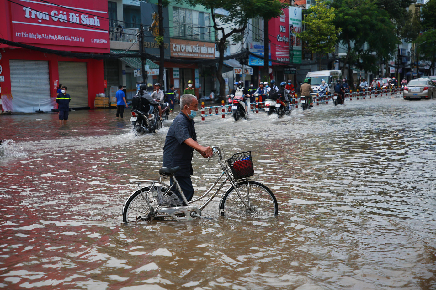 Nước dâng cao khiến cho việc đi lại của người dân gặp khó khăn. Nước dâng cao khiến cho việc đi lại của người dân gặp khó khăn.